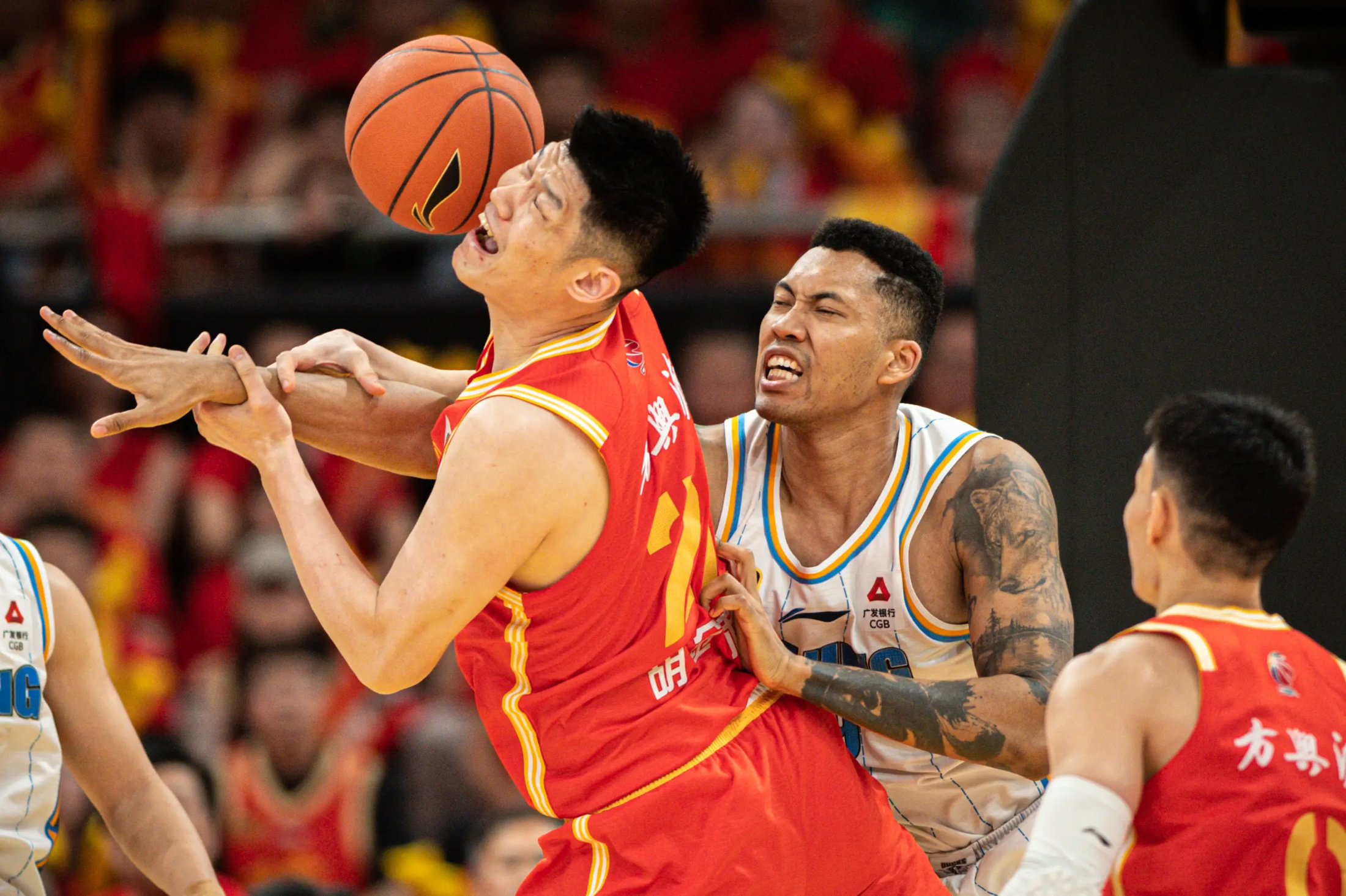 九游体育-赛地聚焦——CBA常规赛冲刺阶段热度飙升，广东宏远外线爆发，目标明确，身体对抗强度拉满的简单介绍